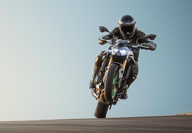 Kawasaki Z900 2025 – सुपरनैक्ड बाइक जिसमें है रिफाइन्ड पावर और एग्रेसिव स्टाइल।