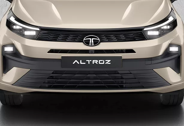 Tata Altroz Facelift 2025 का नया मॉडल शानदार एक्सटीरियर और स्मार्ट फीचर्स के साथ।